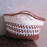 ホワイト×ブラウンの手編みサマーバッグ
